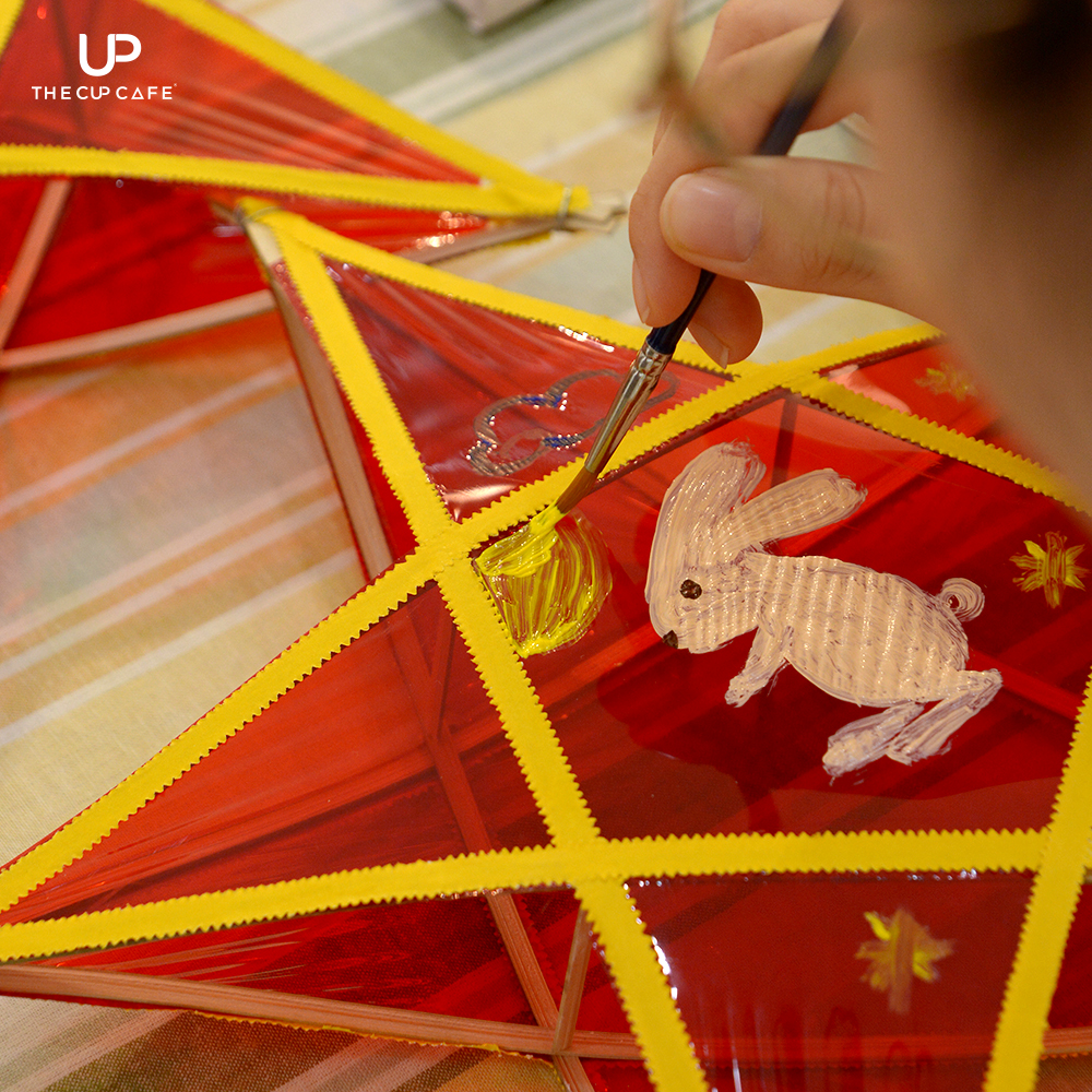 Hoạt động trang trí đèn ông sao tại The Cup Cafe